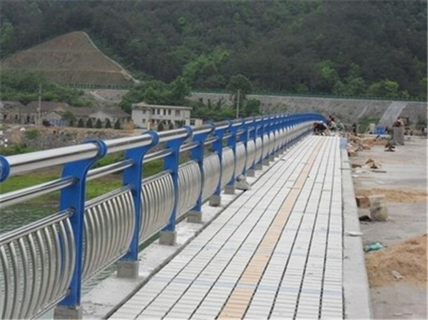 枣庄不锈钢桥梁护栏的特性及其在现代建筑中的应用